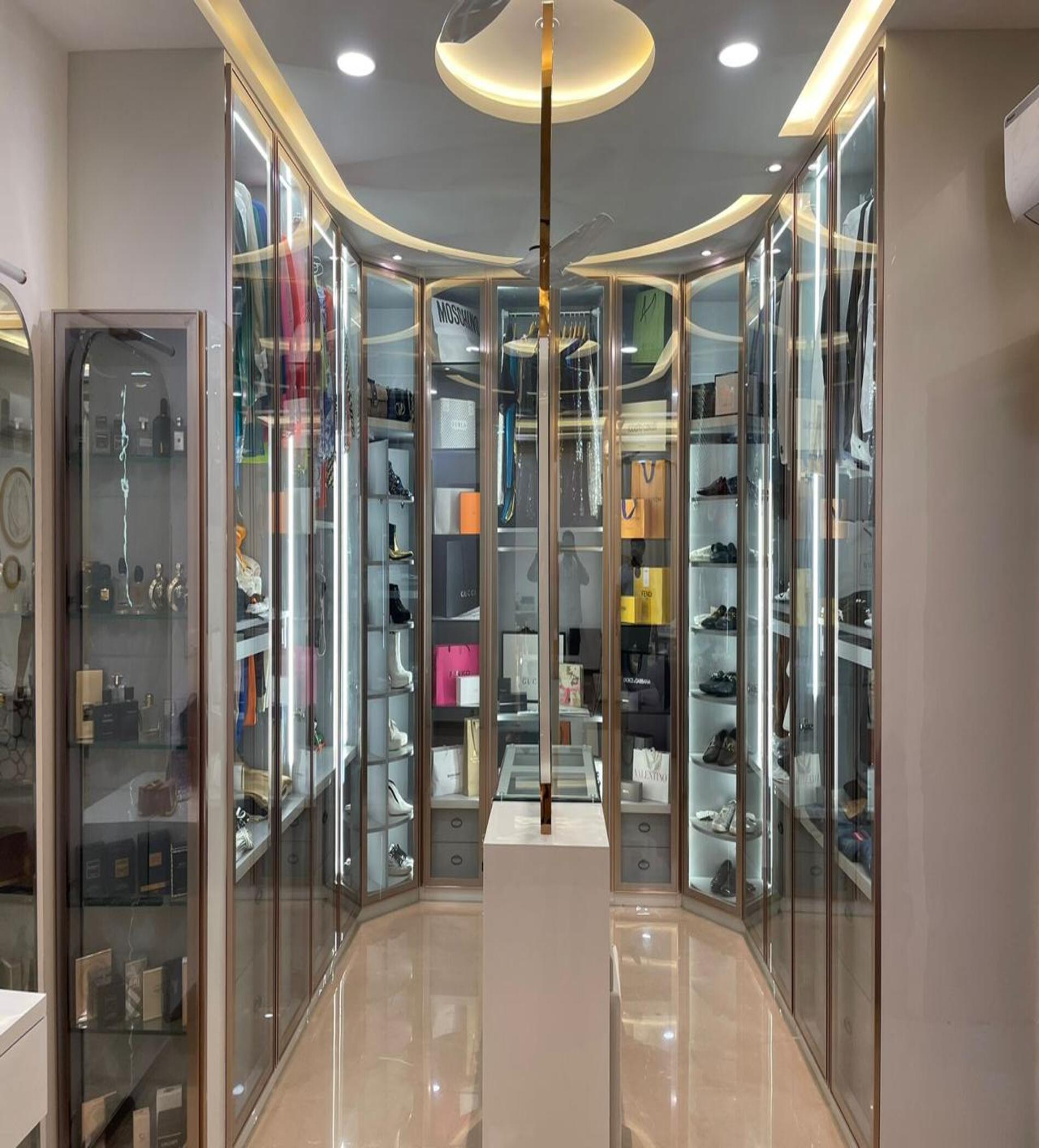 Photo of Cartagena's cathedral at the background and some colonial style houses